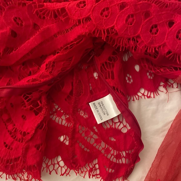 Off the shoulder lace & sheet red top - Picture 2 of 5